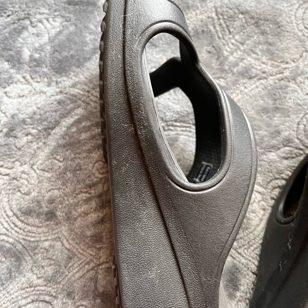 CROCS Women’s Metallic Gray Slip-On Sandals Size 6 - Picture 6 of 7